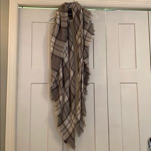 Super cute gray scarf!